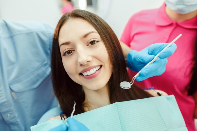 Co warto wiedzieć o wybielaniu zębów w gabinecie stomatologicznym?
