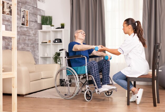 Jakie korzyści przynosi rehabilitacja domowa dla pacjentów z ograniczoną mobilnością?