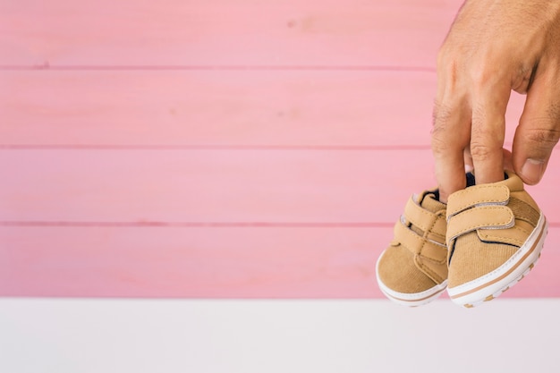 Jak odpowiednio dobrać obuwie dla dziecka, aby zapewnić zdrowy rozwój stóp?