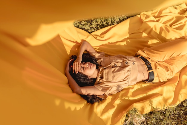 Jak tworzyć stylizacje zainspirowane naturą, które podkreślą Twoją urodę?